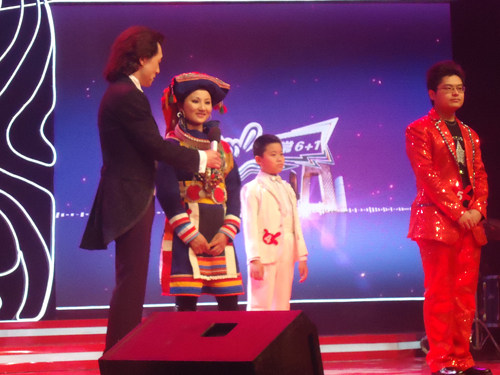 <em>傈僳族女孩</em>麻艳聪登上《非常6+1》舞台_云南