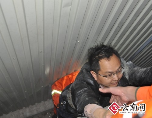 醉汉摔入深沟 隆阳消防紧急营救 新闻评论 金碧