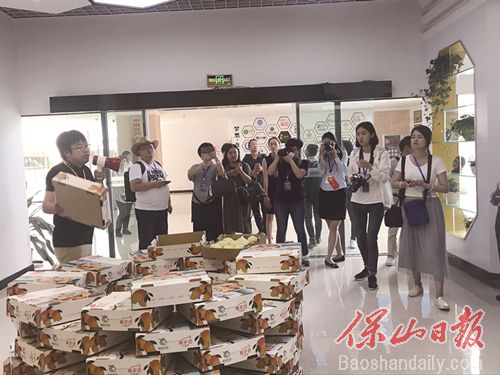 媒体记者聚焦保山特产.jpg