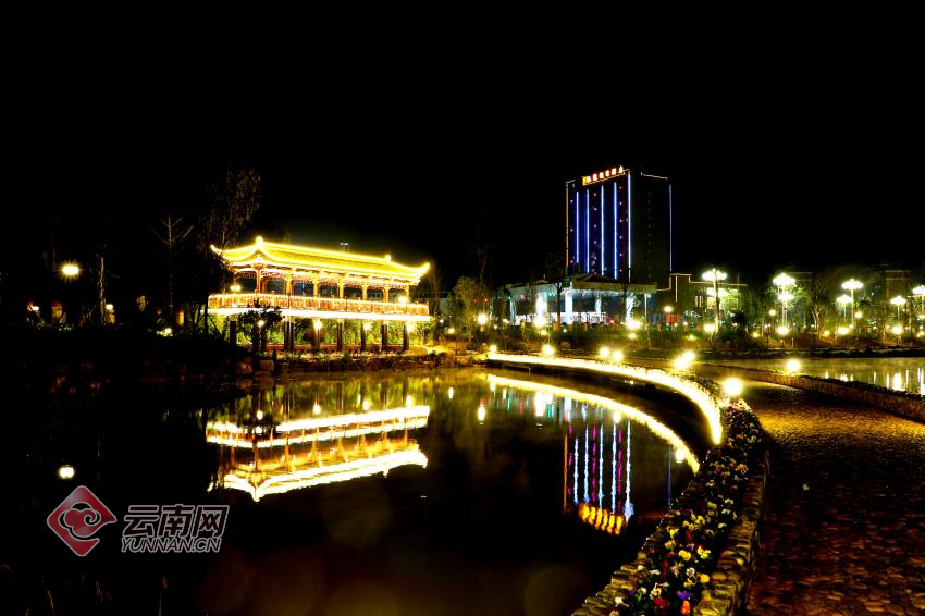 龙陵龙山湖夜景 郁云江 摄