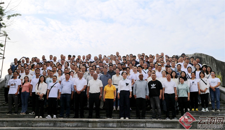 云南龙陵县启动2024年"万步有约"健走激励大赛