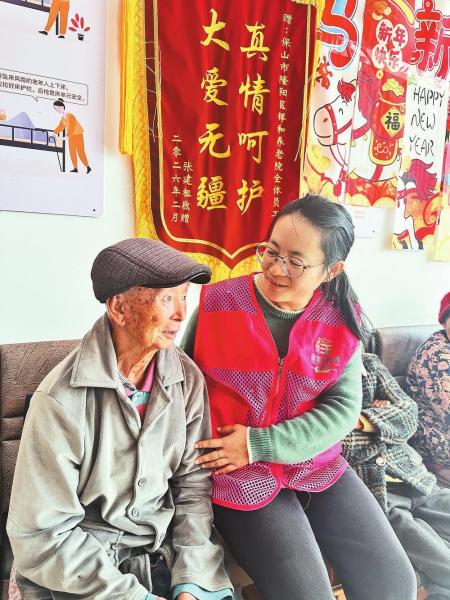 林霞（右）和老人交谈。