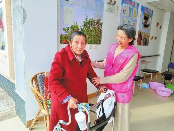 赵琴珍（右）照顾老人。通讯员 周向东 摄